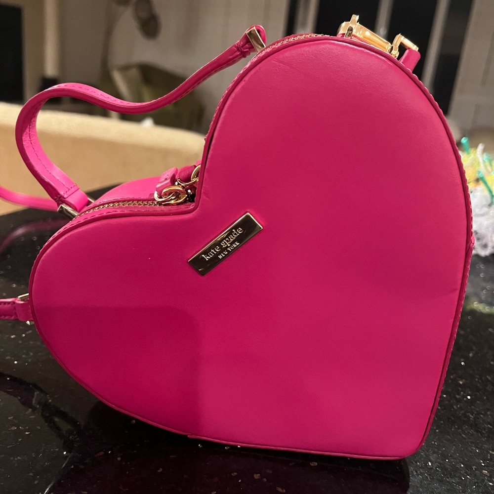 NWOT Kate Spade Pink Heart Shaped Flirt Crossbody handbag with removable strap - Picture 6 of 14